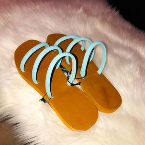 💙🌟Baby blue strappy flip flops🌟💙